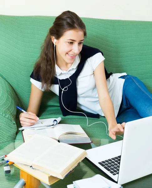 Sorrindo estudante universitário feminino estudo — Fotografia de Stock