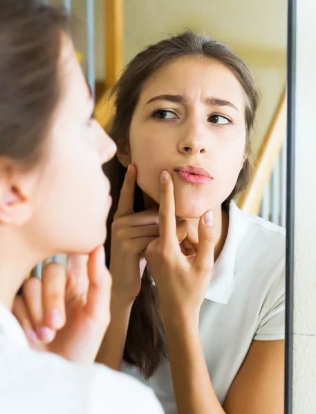 Girl popping a pimple — Stock Photo, Image