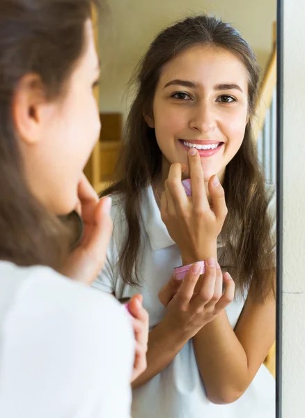 Adolescente aplicando lápiz labial —  Fotos de Stock