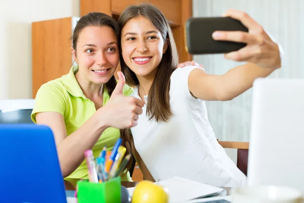 여자 하 고 스마트폰으로 selfie — 스톡 사진