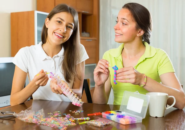 Girls making decorative bracelets — Stock Photo, Image