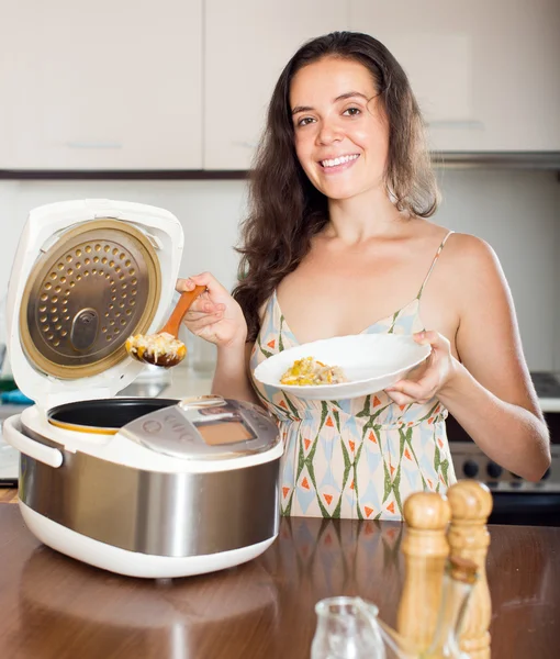 Menina cozinhar sopa com slo-fogão e sorrindo — Fotografia de Stock