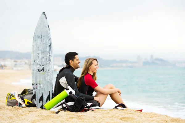 Met surfplanken en gelukkige familie — Stockfoto