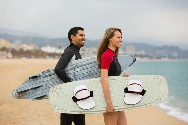 Familia feliz con tablas de surf — Foto de Stock