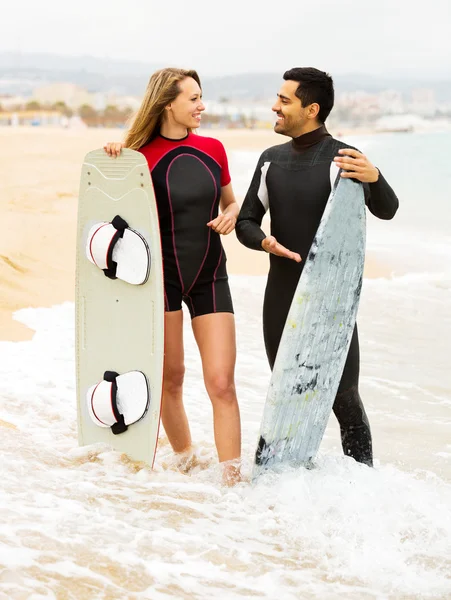 서핑 보드와 함께 행복 한 커플 — 스톡 사진