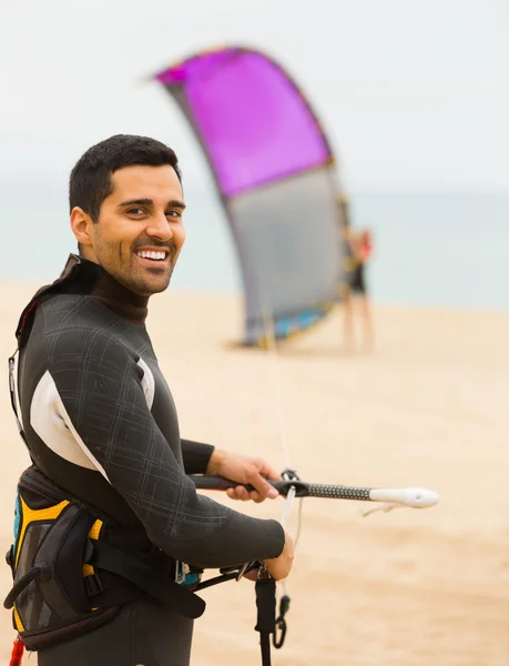 Homme souriant avec kiteboardon — Photo