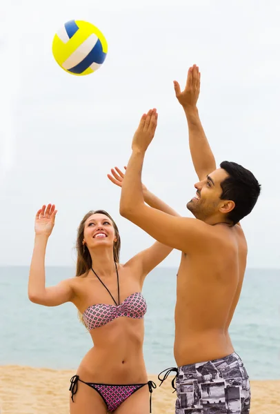 Positive family on the shore — Stock Photo, Image