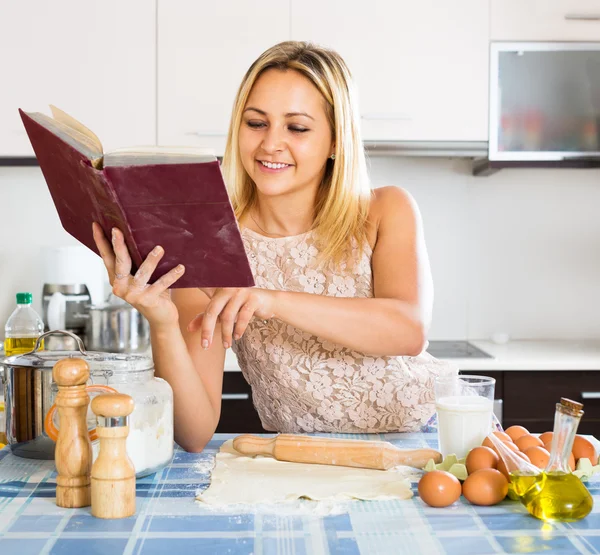 Donna che lavora con la pasta — Foto Stock