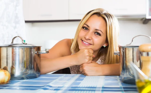 Žena se usmívá na novou kuchyň — Stock fotografie