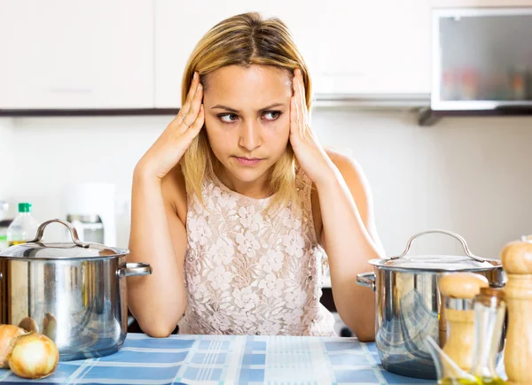 Confuso dona de casa na cozinha — Fotografia de Stock