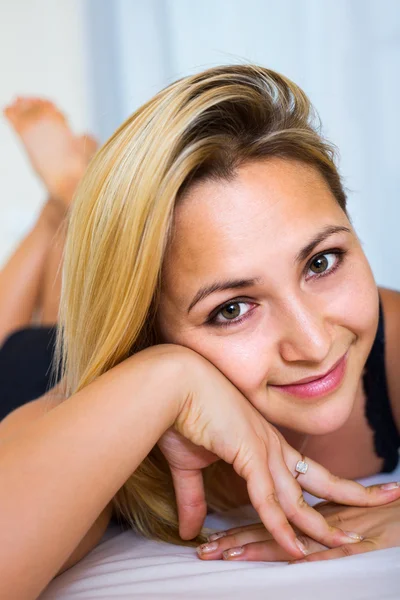 Mulher nua na cama no quarto — Fotografia de Stock