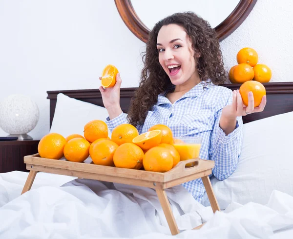 Menina com laranjas maduras e suco — Fotografia de Stock