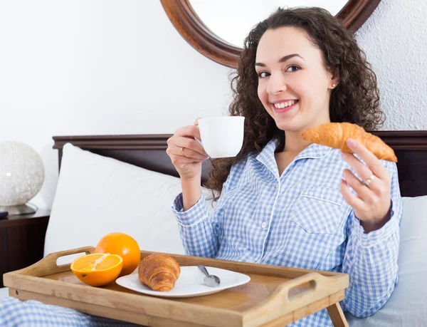 Flicka med frukost i sängen — Stockfoto