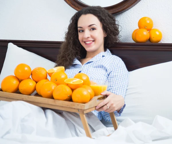 Vrouw met sinaasappelsap en vruchten — Stockfoto