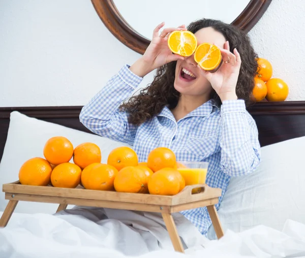 Mulher com suco de laranja e frutas — Fotografia de Stock