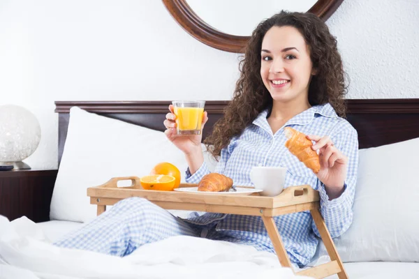 Adult girl with juice and croissant — Stock Photo, Image
