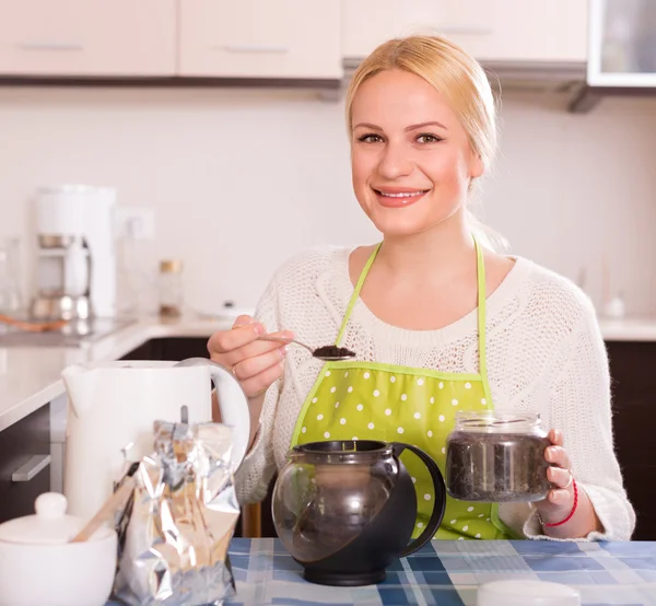 Женщина делает чай на кухне — стоковое фото