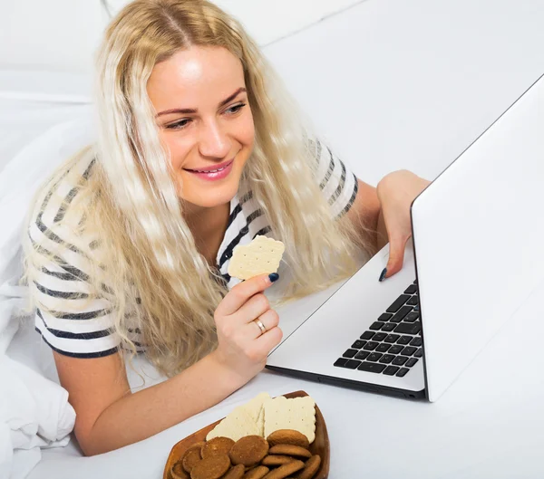 Ragazza seduta con computer portatile — Foto Stock