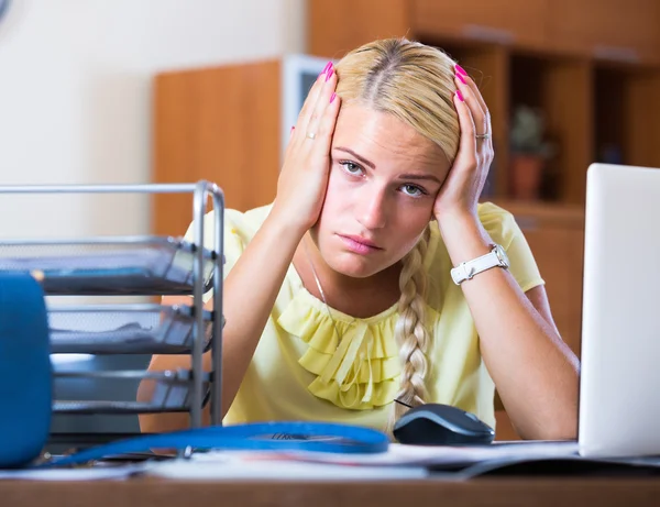 Upset female employee at workplace — Stock Photo, Image