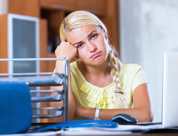 Mujer cansada sentada en el escritorio — Foto de Stock