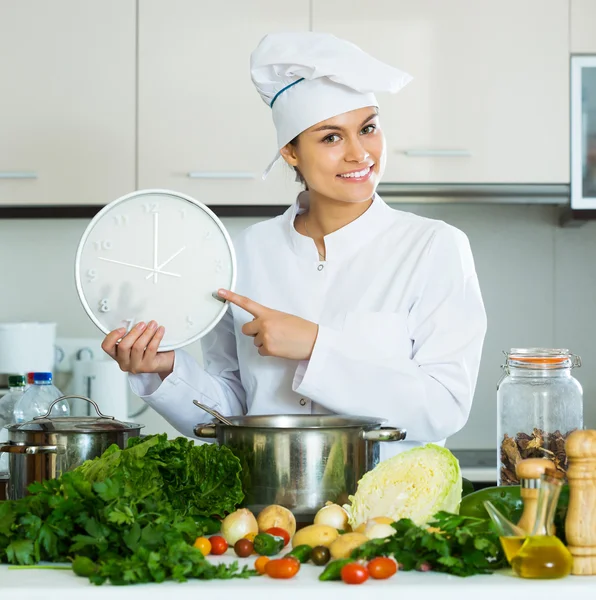 Chef-kok met groenten en klok — Stockfoto