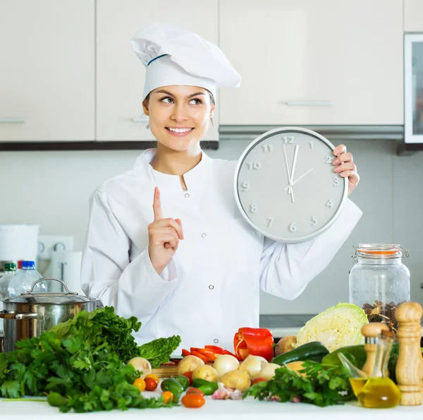 Portrét šéfkuchař se zeleninou — Stock fotografie