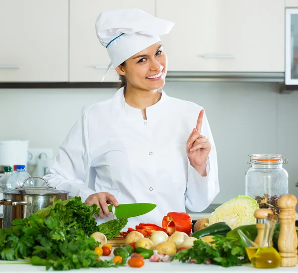 Donna in uniforme in cucina — Foto Stock