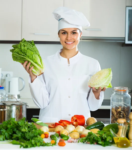 Vrouwelijke kok vegetarische maaltijd — Stockfoto