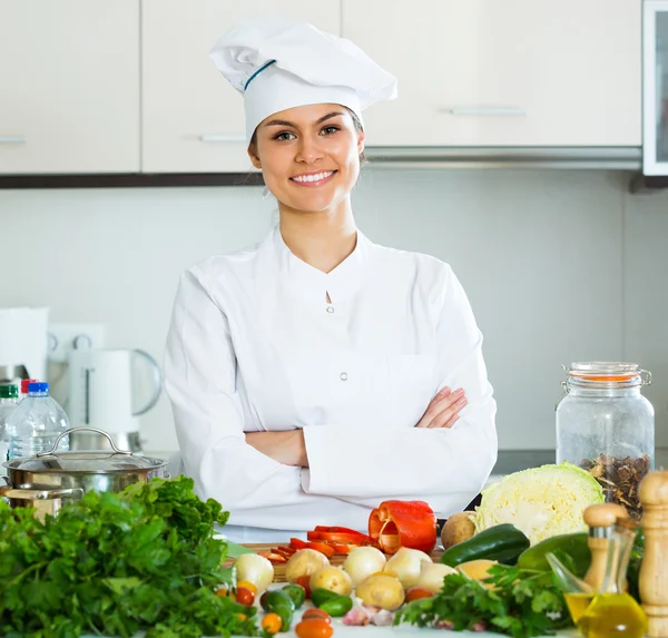 Donna in uniforme in cucina — Foto Stock