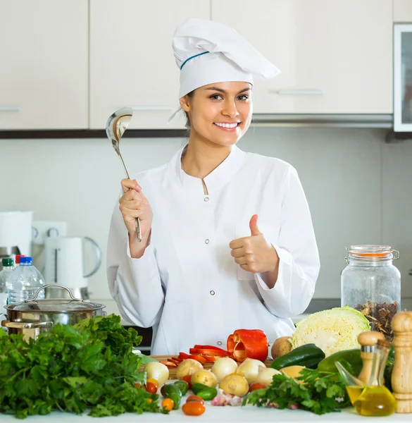 Femme en uniforme à la cuisine — Photo