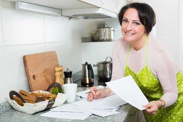 Positieve vrouw financiële documenten ondertekenen — Stockfoto