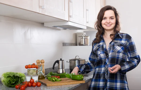 Huisvrouw koken groenten — Stockfoto