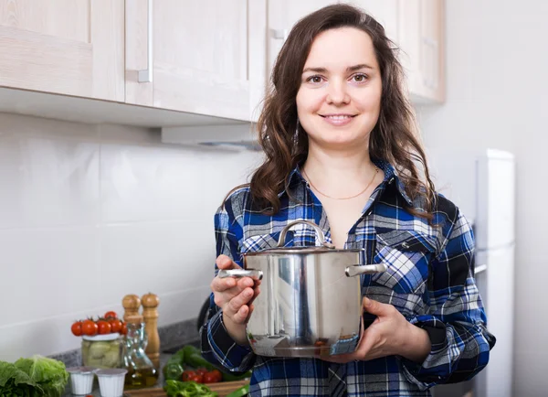 Huisvrouw koken groenten — Stockfoto