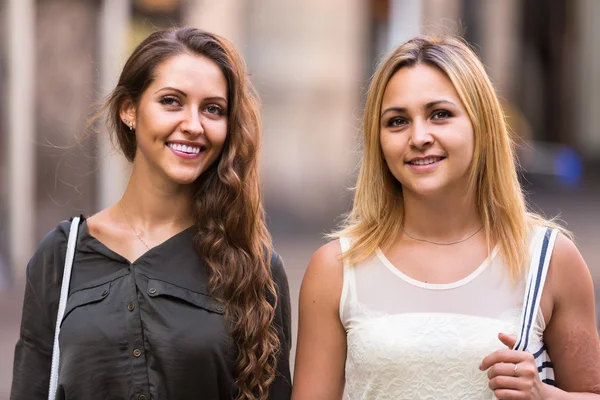 Mujeres jóvenes dando un paseo — Foto de Stock