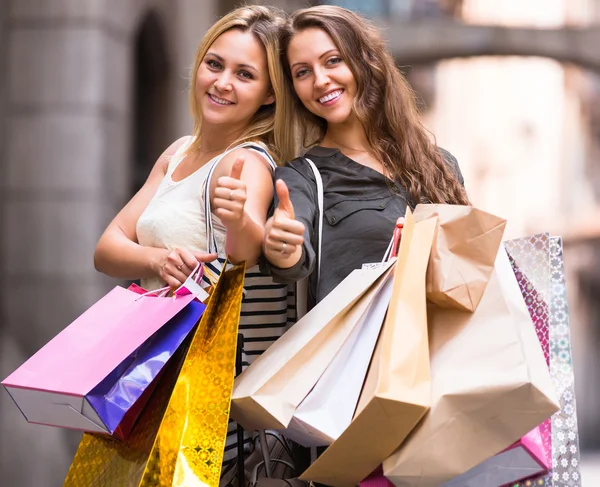 Meisjes met boodschappentassen op straat — Stockfoto