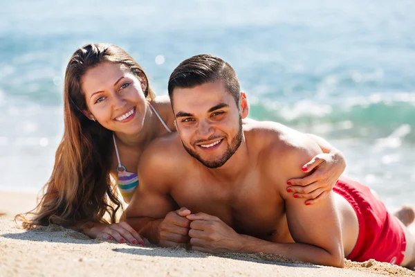 Jovem casal na costa do mar — Fotografia de Stock