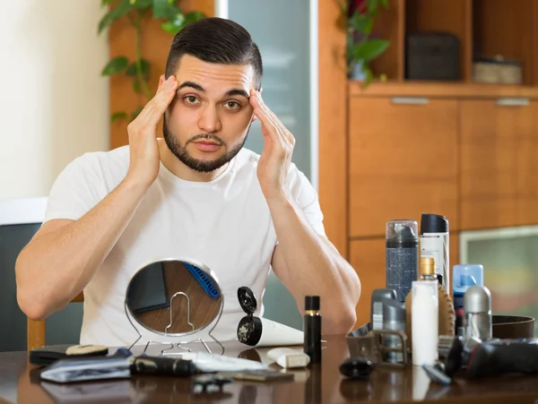 Homme appliquant de la crème sur la peau du visage — Photo