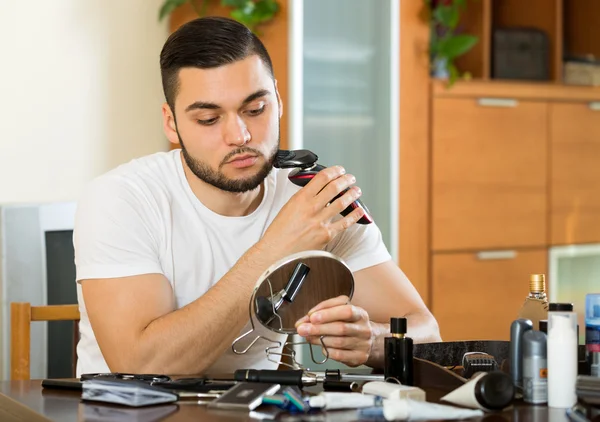 Uomo rasatura faccia — Foto Stock