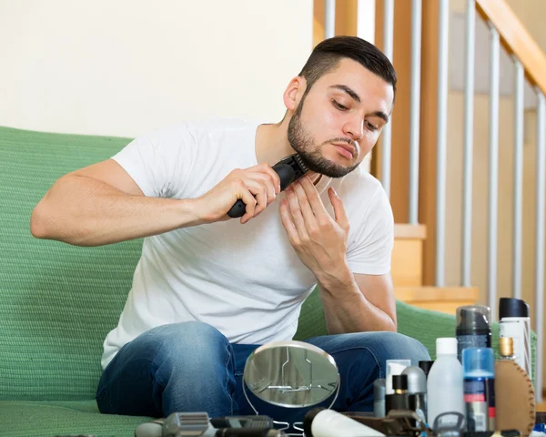 Shaving by electric razor — Stock Photo, Image