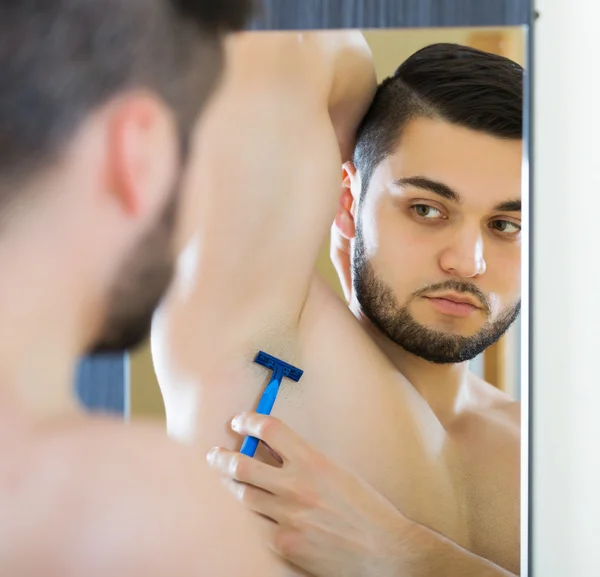 Bello ragazzo rasatura il suo ascella — Foto Stock