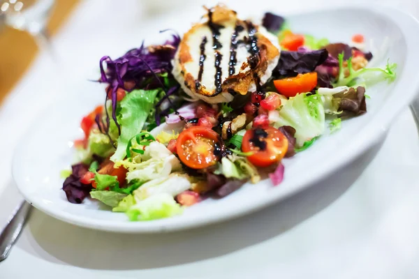 Salada de legumes espanhola com molho — Fotografia de Stock