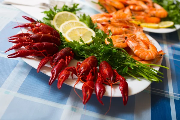 Camarones y cangrejos de río cocidos — Foto de Stock