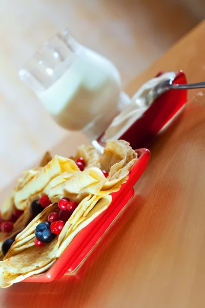 Pannenkoeken met bessen en zuivelproducten — Stockfoto