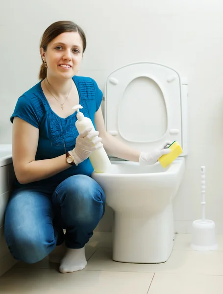 Giovane donna pulizia toilette — Foto Stock