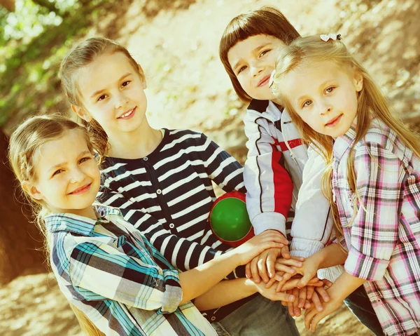 Bambini felici che si tengono per mano — Foto Stock