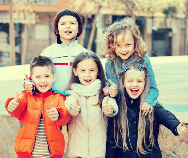 Gruppo di bambini in posa in strada urbana — Foto Stock