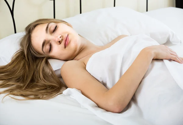 Vrouw liggend in bed onder blad — Stockfoto