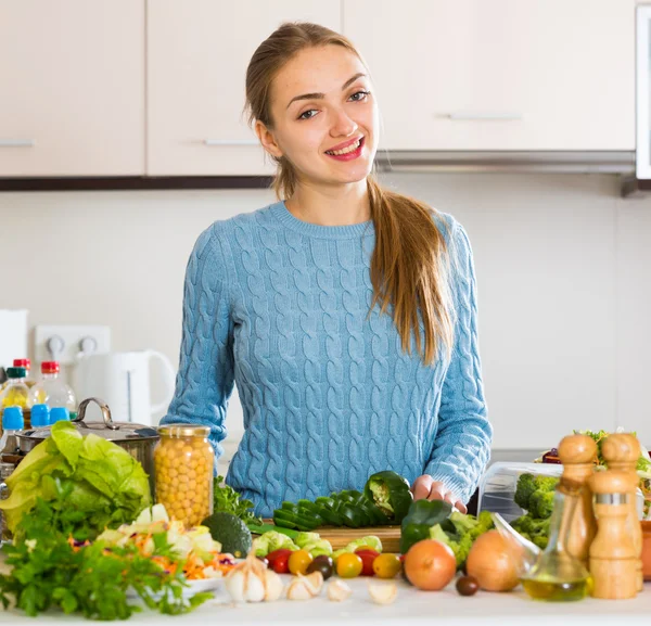 Vrolijk meisje voorbereiding van groenten — Stockfoto