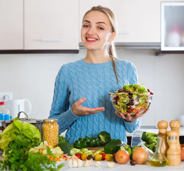 Dziewczyna w jersey gotowanie warzyw sałatka — Zdjęcie stockowe