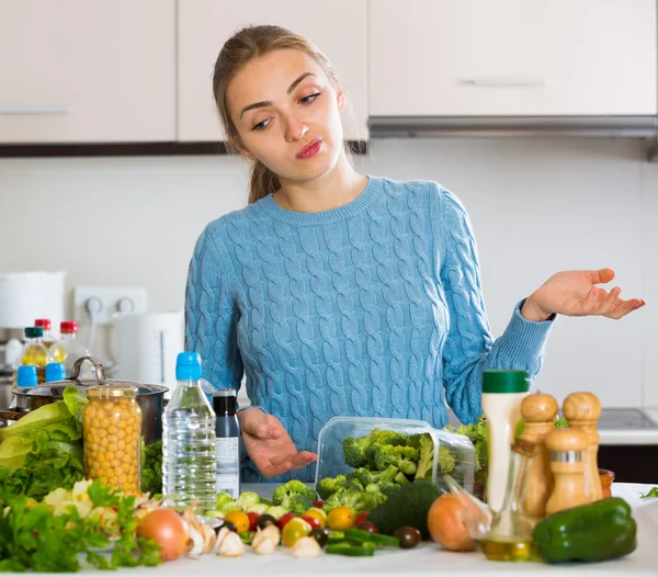 Menina pensando o que cozinhar para o jantar — Fotografia de Stock